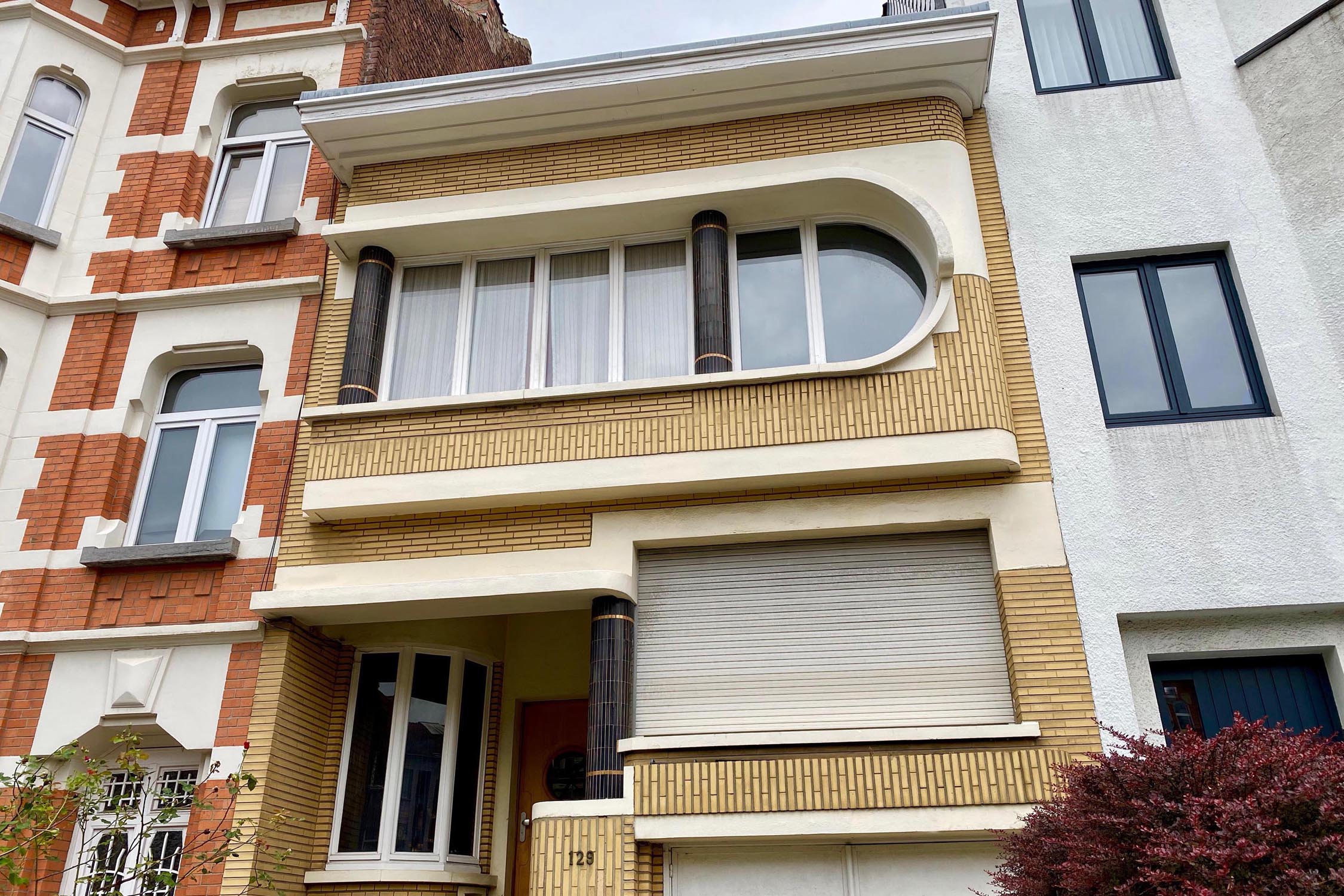 Small atypical modernist house 