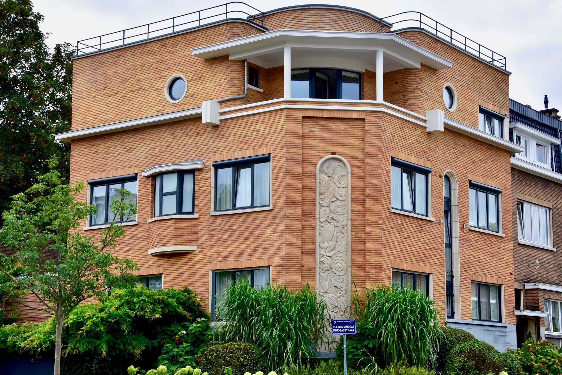 Three-facade Modernist Villa