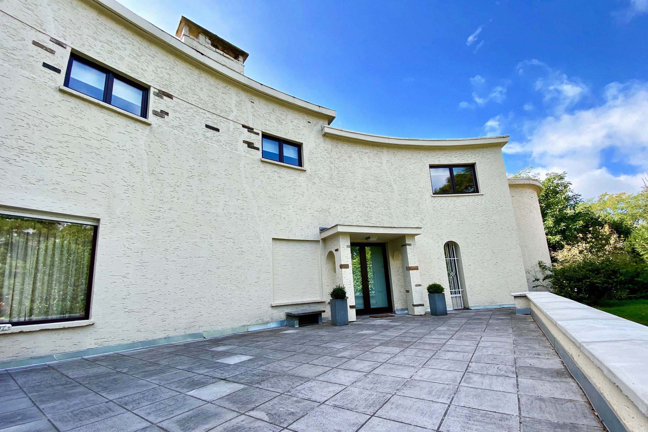 Modern villa, 30-40s
