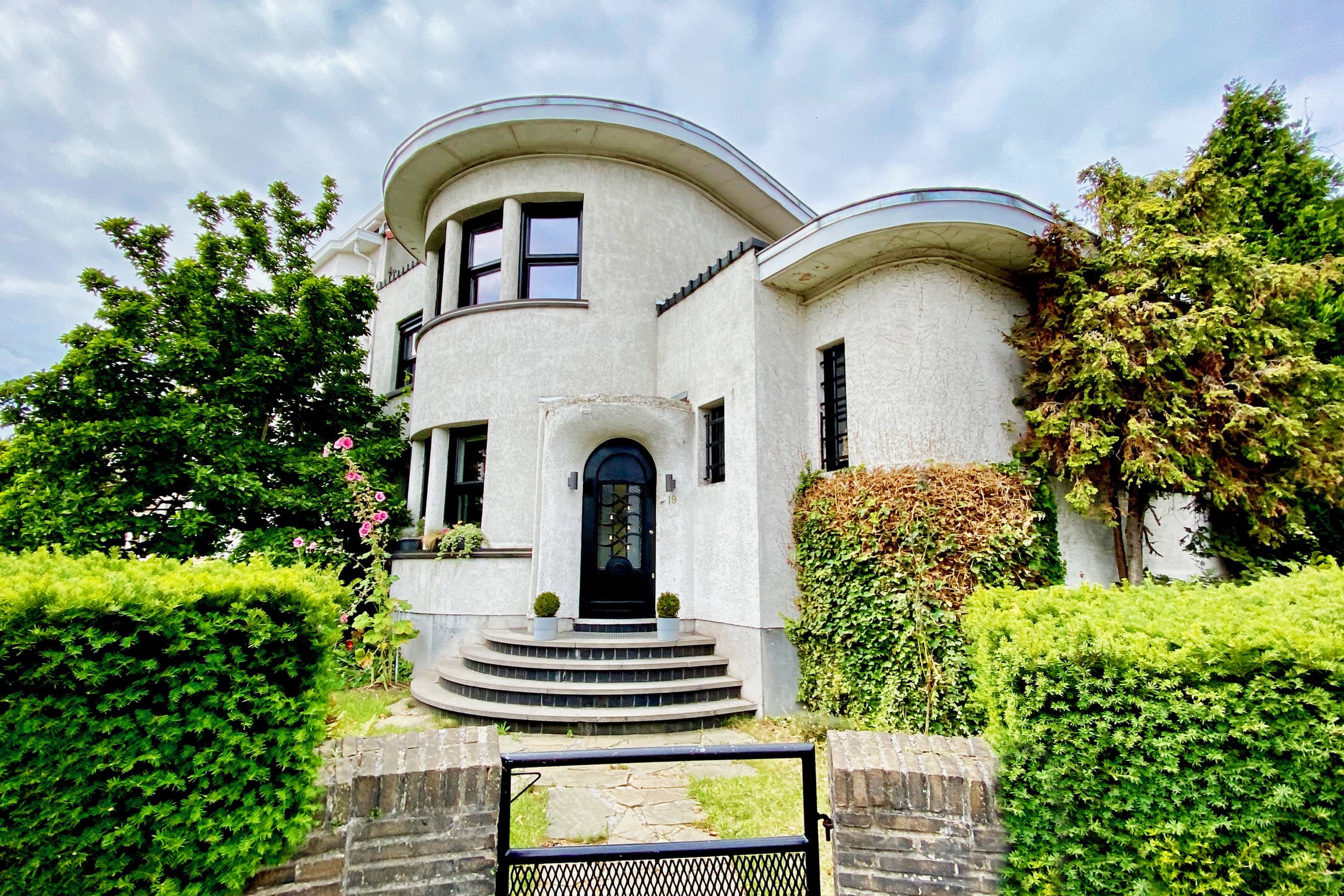 Pretty villa by René Ajoux
