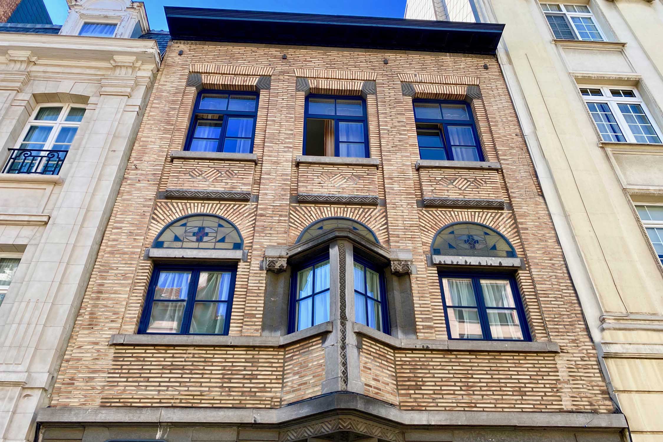 Art Deco house with oriel window