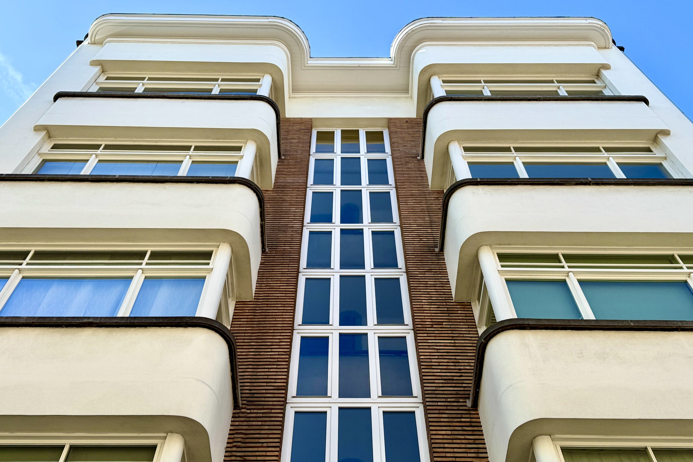 Apartment building by René Delbecq
