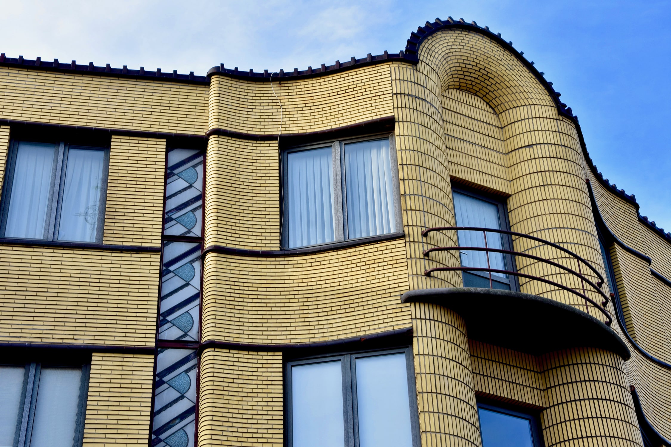 Surprising streamline-style building