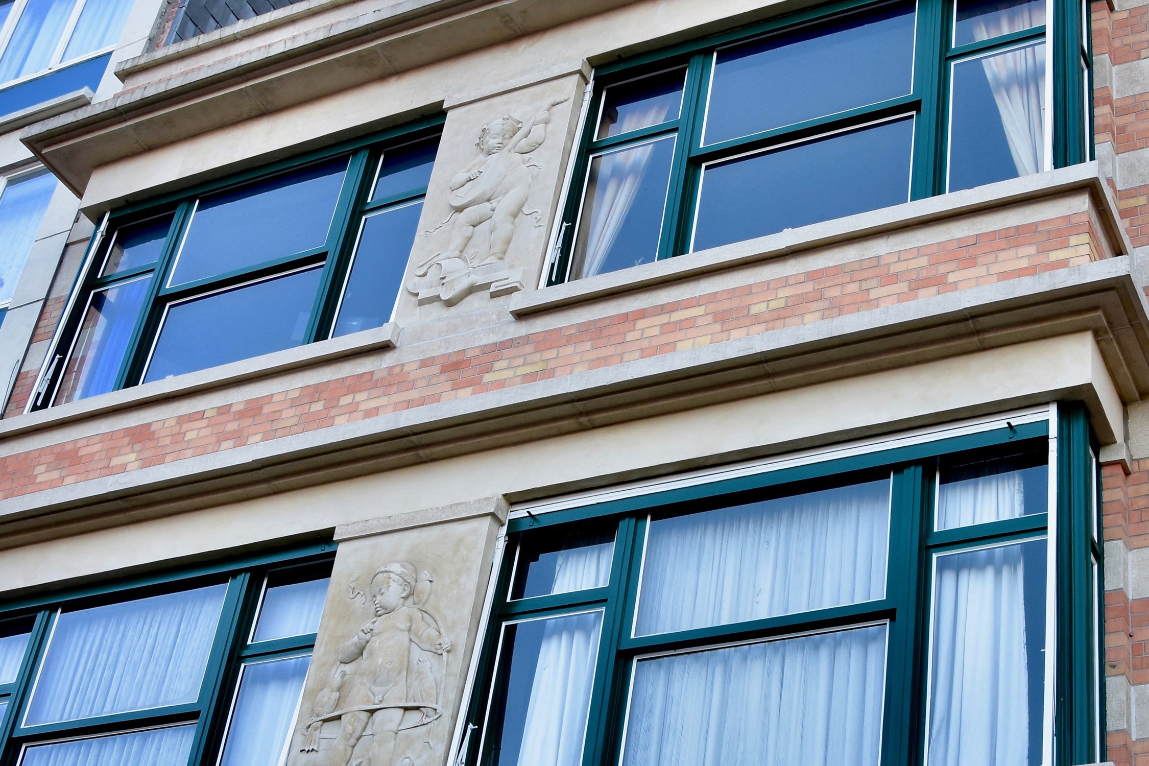Small apartment building with putti