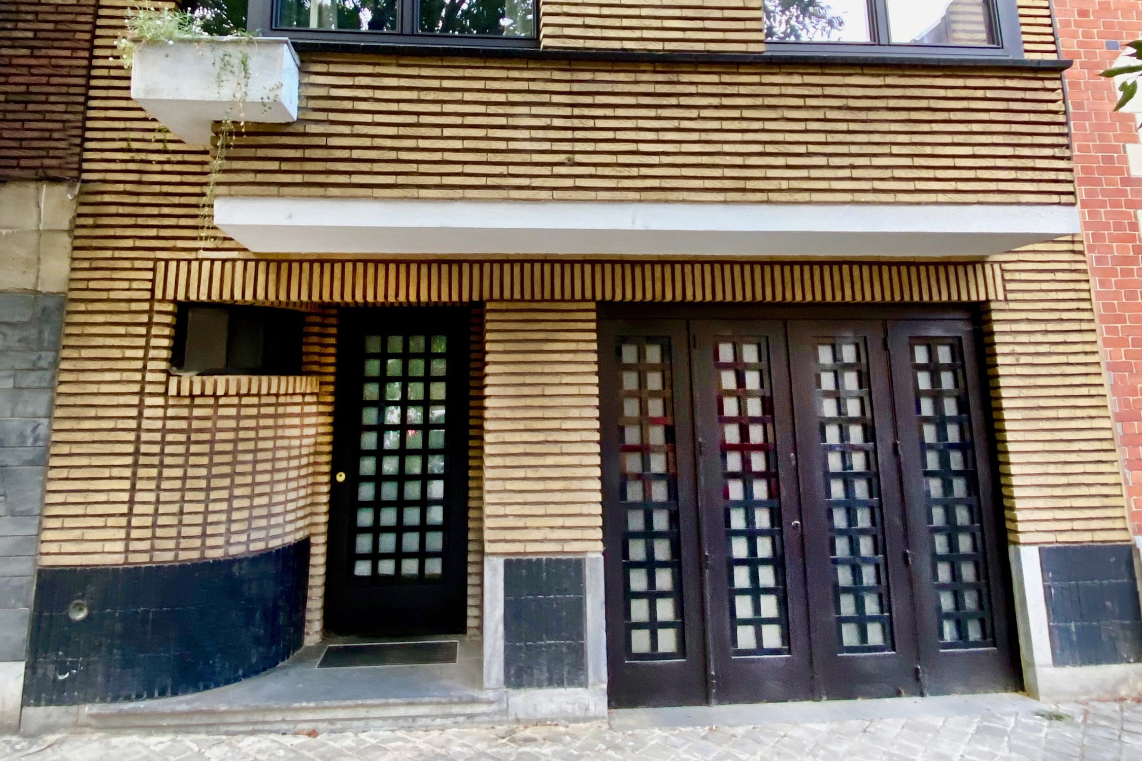 Small Modernist building