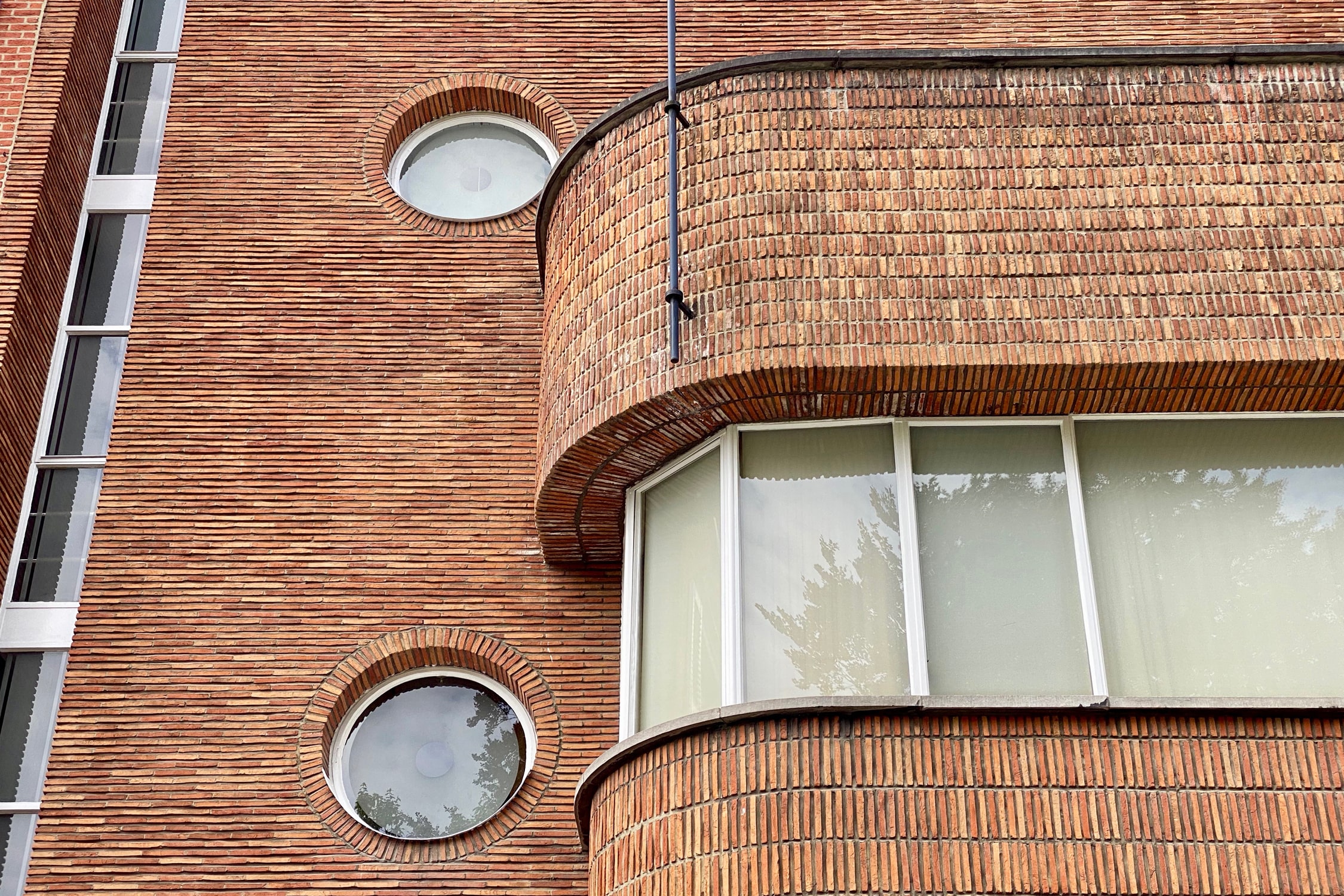 Modernist building – Streamline style