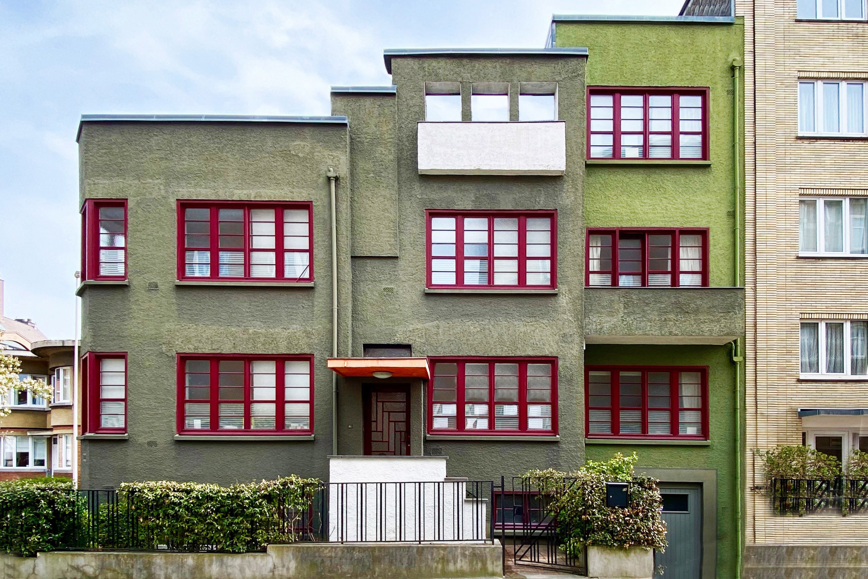Building at acute angle 